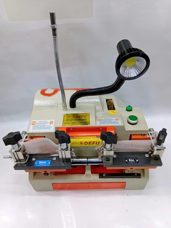 Key cutting machine